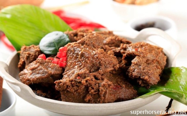 Wisatawan Menyukai Rendang Indonesia & Alasannya