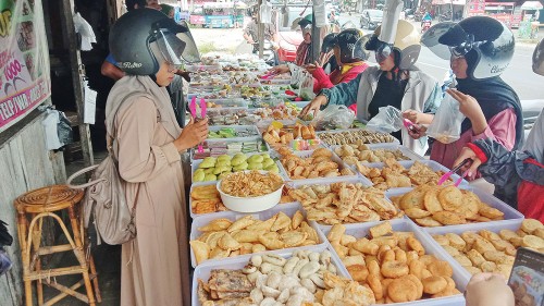 Nikmatnya Berburu Takjil Menjelang Berbuka